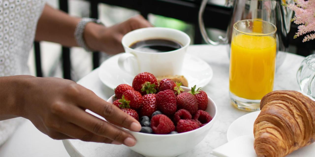Hotel Diplomat Stockholm Ngoại thất bức ảnh A breakfast with fruit