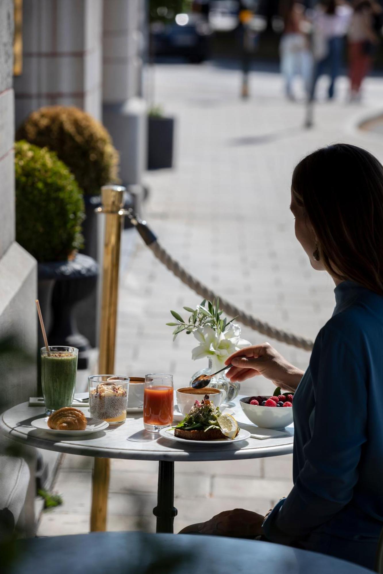 Hotel Diplomat Stockholm Ngoại thất bức ảnh A woman tasting a smoothie